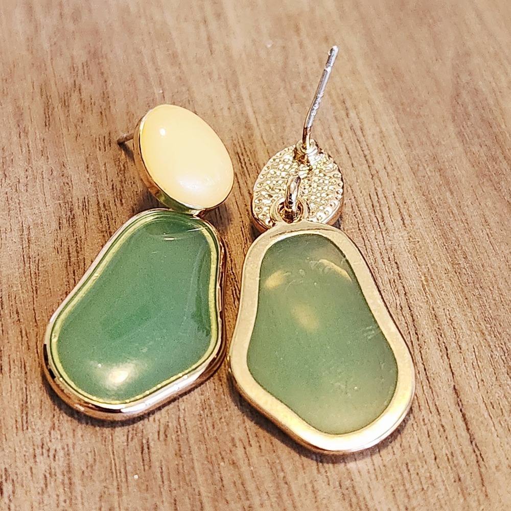 Green and Yellow Resin Organic Shape Drop Earrings Gold Tone Post Back 1.5" - Picture 4 of 6
